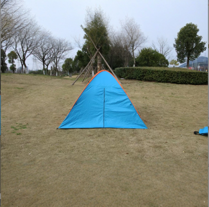 Sunshade and UV protection tent for beach with silver coating for shading and sun protection, suitable for outdoor activities in the sea.